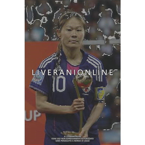 FRANKFURT, July 18, 2011 ()Japan\'s Homare Sawa poses with the Golden Ball trophy after the final match of the 2011 FIFA Women\'s World Cup between the US and Japan in Frankfurt, Germany, July 17, 2011. Japan won the 2011 FIFA Women\'s World Cup after beating the US on the penalty shootout. (/Ding Xu)
