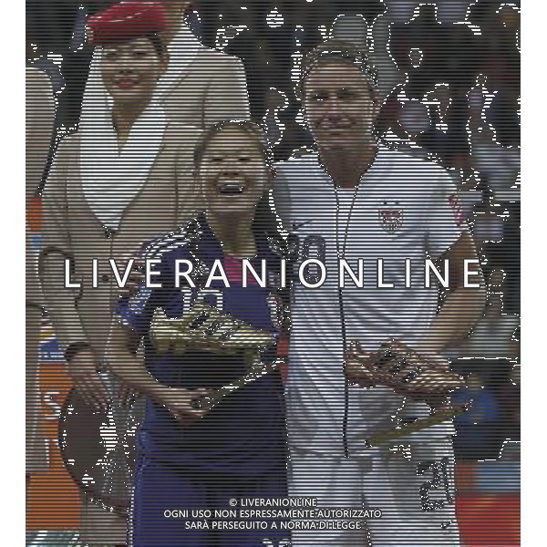 FRANKFURT, July 18, 2011 ()Japan\'s Homare Sawa and Abby Wambach of the US pose with their Best Player trophies after the end of the final match of the 2011 FIFA Women\'s World Cup in Frankfurt, Germany, July 17, 2011. Japan won the 2011 FIFA Women\'s World Cup after beating the US on the penalty shootout. (/Ding Xu)