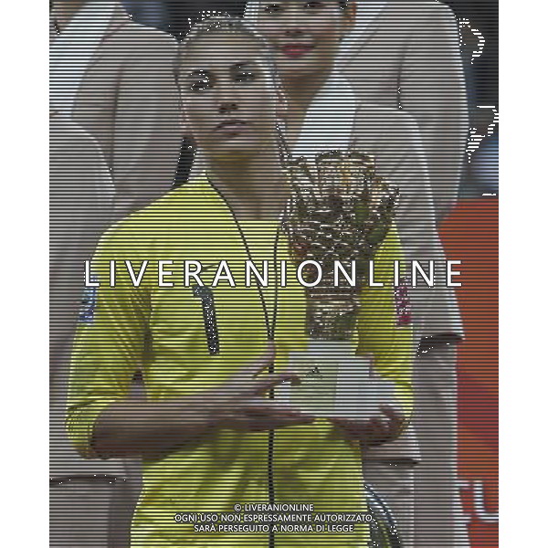FRANKFURT, July 18, 2011 ()Hope Solo of the US holds the Golden Glove trophy on the podium after the final match of the 2011 FIFA Women\'s World Cup between the US and Japan in Frankfurt, Germany, July 17, 2011. Japan won the 2011 FIFA Women\'s World Cup after beating the US on the penalty shootout. (/Ding Xu)