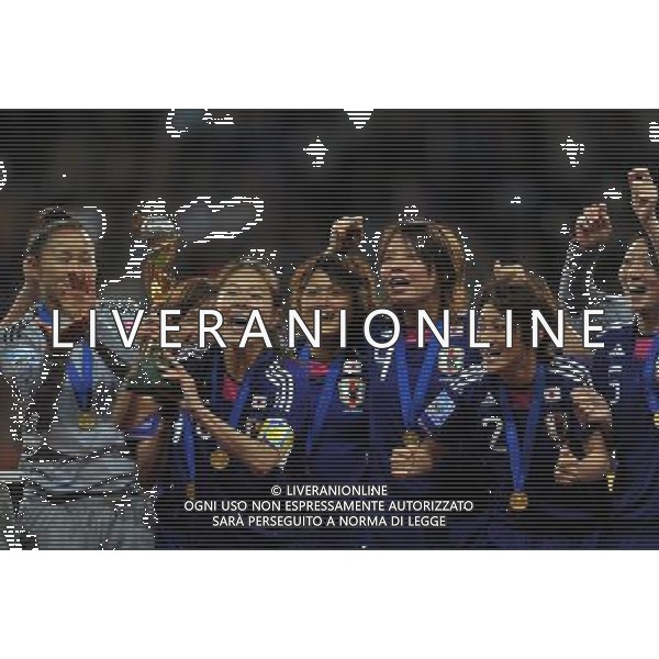 FRANKFURT, July 17, 2011 ()Homare Sawa of Japan holds the trophy while her teammates celebrate on the podium after claiming the champion of the 2011 FIFA Women\'s World Cup in Frankfurt, Germany, July 17, 2011. Japan won the 2011 FIFA Women\'s World Cup after beating the USA on the penalty shootout. (/Ma Ning)