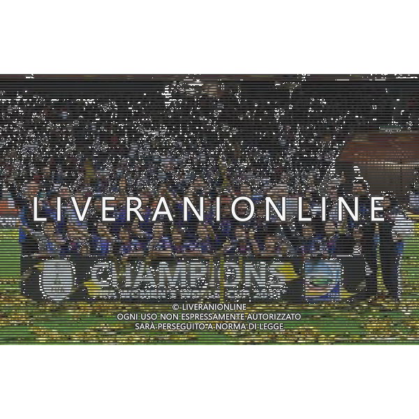 FRANKFURT, July 17, 2011 ()Japan\'s players pose for photos after claiming the champion of the 2011 FIFA Women\'s World Cup in Frankfurt, Germany, July 17, 2011. Japan won the 2011 FIFA Women\'s World Cup after beating the USA on the penalty shootout. (/Xu Liang)