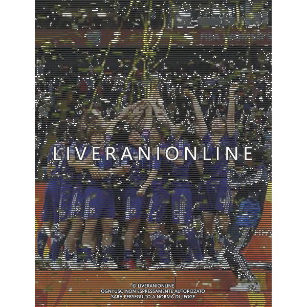 FRANKFURT, July 17, 2011 ()Japan\'s players celebrate on the podium after claiming the champion of the 2011 FIFA Women\'s World Cup in Frankfurt, Germany, July 17, 2011. Japan won the 2011 FIFA Women\'s World Cup after beating the USA on the penalty shootout. (/Ding Xu)