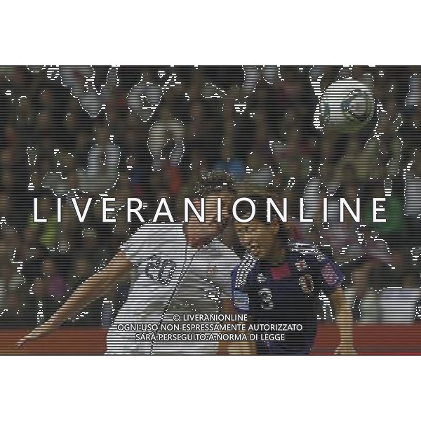 FRANKFURT, July 17, 2011 ()USA\'s Abby Wambach (L) vies for the ball with Japan\'s Iwashimizu Azusa during the final match between Japan and the United States at the 2011 FIFA Women\'s World Cup in Frankfurt, Germany, July 17, 2011. (/Ding Xu)