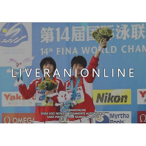 SHANGHAI, July 18, 2011 Wang Hao/Chen Ruolin (R) of China wave to spectators at the awarding ceremony of the women\'s 10m synchronized platform diving event at the 14th FINA World Championships in Shanghai, east China, July 18, 2011. Wang Hao/Chen Ruolin of China claimed the title with 362.58 points. (/Chen Fei)