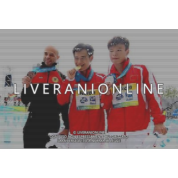 SHANGHAI, July 18, 2011 China\'s Li Shixin (C), He Min(R) and Pavlo Rozenberg of Germany attend the awarding ceremony of the men\'s 1m springboard diving event at the 14th FINA World Championships in Shanghai, east China, July 18, 2011. Li Shixin claimed the title with 463.90 points. He Min grabbed the silver medal with 444.00 points while Pavlo Rozenberg got the bronze medal with 436.50 points. (/Chen Fei) (sqq)