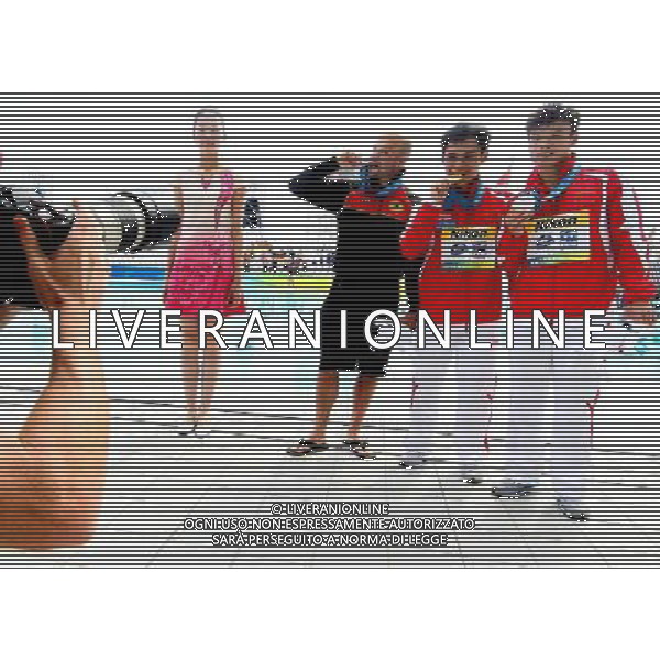 SHANGHAI, July 18, 2011 China\'s Li Shixin (2nd R), He Min (1st R) and Pavlo Rozenberg (3rd R) of Germany attend the awarding ceremony of the men\'s 1m springboard diving event at the 14th FINA World Championships in Shanghai, east China, July 18, 2011. Li Shixin claimed the title with 463.90 points. He Min grabbed the silver medal with 444.00 points while Pavlo Rozenberg got the bronze medal with 436.50 points. (/Chen Fei) (sqq)