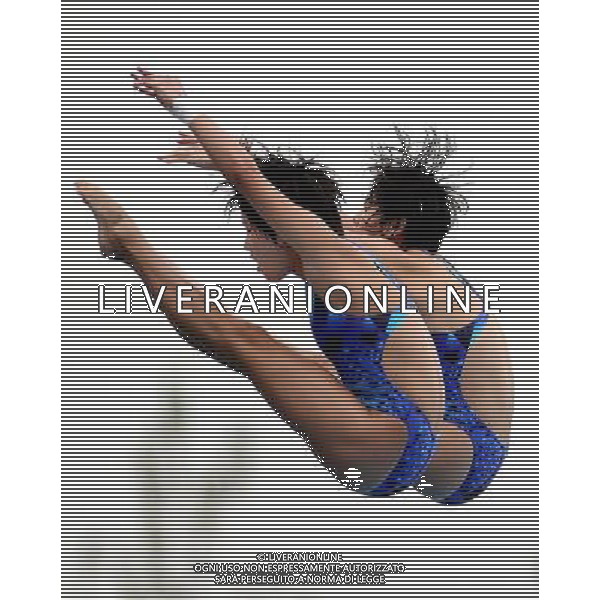 SHANGHAI, July 18, 2011 China\'s Wang Hao/Chen Ruolin (front) compete during the final of the women\'s 10m synchronized platform diving event at the 14th FINA World Championships in Shanghai, east China, July 18, 2011. Wang Hao/Chen Ruolin claimed the title with 362.58 points. (/Fan Jun) (lm)
