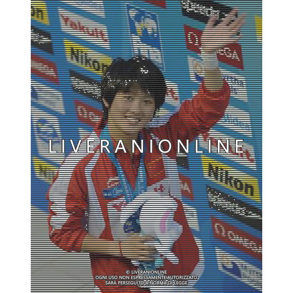SHANGHAI, July 18, 2011 Chen Ruolin of China waves to spectators at the awarding ceremony of the women\'s 10m synchronized platform diving event at the 14th FINA World Championships in Shanghai, east China, July 18, 2011. Wang Hao/Chen Ruolin of China claimed the title with 362.58 points. (/Guo Yong)(zgp)