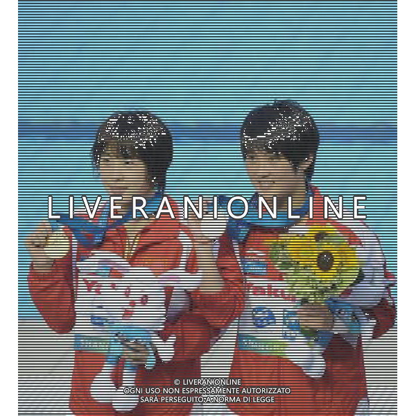 SHANGHAI, July 18, 2011 Wang Hao/Chen Ruolin (R) of China show their gold medal at the awarding ceremony of the women\'s 10m synchronized platform diving event at the 14th FINA World Championships in Shanghai, east China, July 18, 2011. Wang Hao/Chen Ruolin of China claimed the title with 362.58 points. (/Guo Yong)(zgp)