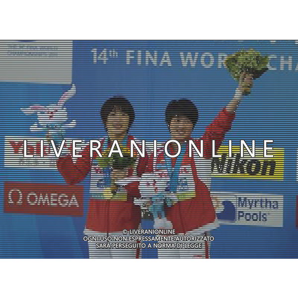 SHANGHAI, July 18, 2011 Wang Hao/Chen Ruolin (R) of China wave to spectators at the awarding ceremony of the women\'s 10m synchronized platform diving event at the 14th FINA World Championships in Shanghai, east China, July 18, 2011. Wang Hao/Chen Ruolin of China claimed the title with 362.58 points. (/Guo Yong)(zgp)