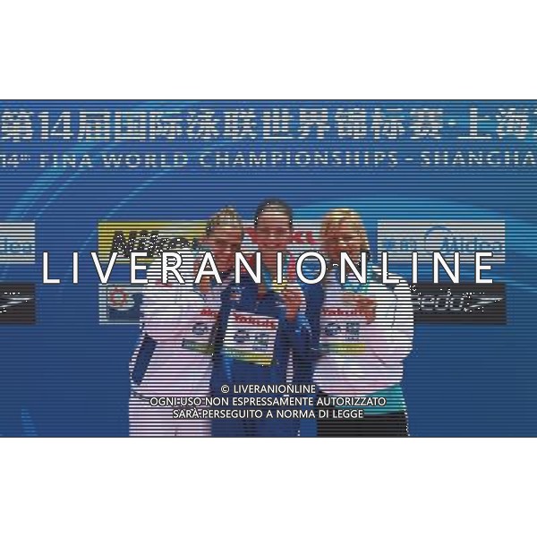 (110719) -- SHANGHAI, July 19, 2011 () -- Gold medallist Britain\'s Keri-Anne Michelle Payne (C), silver medallist Italy\'s Martina Grimaldi (L) and bronze medallist Greece\'s Marianna Lymperta (R) pose in the awarding ceremony of the women\'s open water 10km race at the 14th FINA World Championships in Shanghai, east China, July 19, 2011.(/Pei Xin) (sqq)