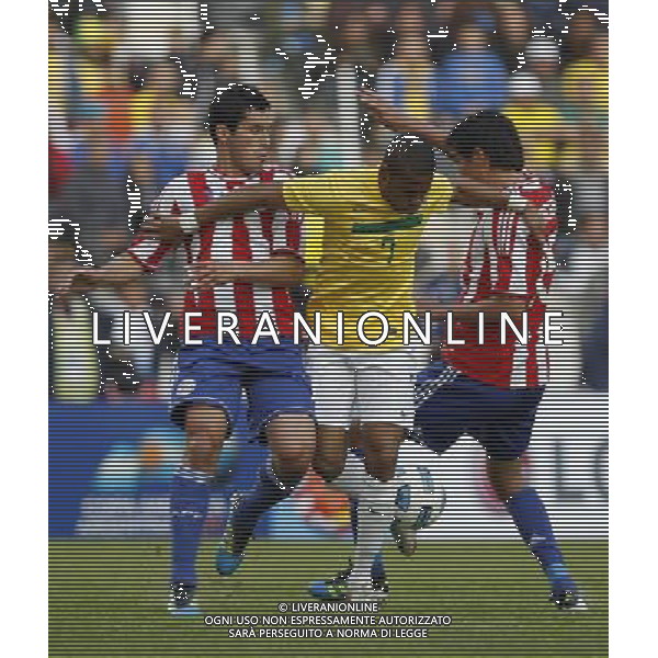 LA PLATA, July 18, 2011 ()Brazil\'s Robinho (C) vies with Victor Caceres (R) and Cristian Riveros (L) during the match of quarterfinals of Copa America between Brazil and Paraguay in La Plata, Argentina. July 17, 2011. Paraguay won 2 0. (Claudio Cruz) (py)