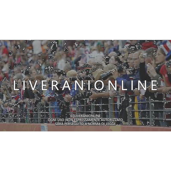 FRANKFURT, July 17, 2011 ()Soccer fans take photos at the front row before the beginning of the final match between Japan and the United States at the 2011 FIFA Women\'s World Cup in Frankfurt, Germany, July 17, 2011. (/Ding Xu)