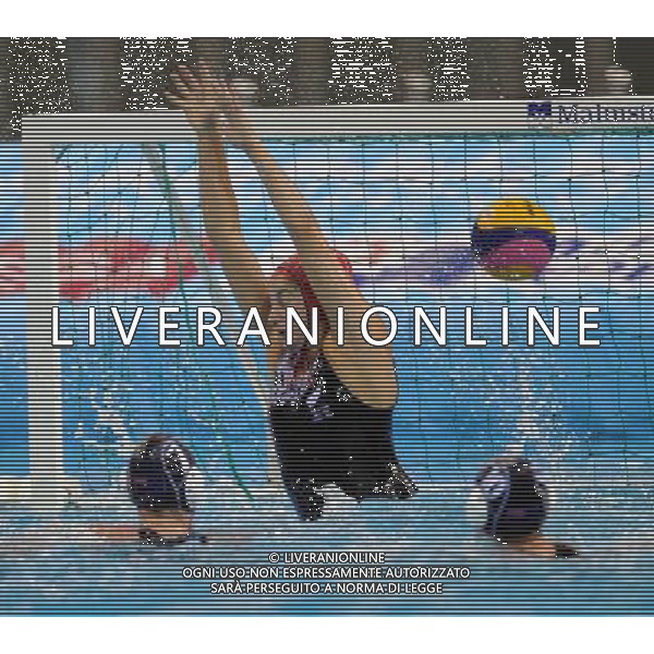 SHANGHAI, July 19, 2011 Carina Harache (up) of New Zealand defends a shoot in the preliminary round of women\'s water polo event between Australia and New Zealand at the 14th FINA World Championships in Shanghai, east China, July 19, 2011. Australia won the match 12 4. (/Yang Zongyou) (sqq)