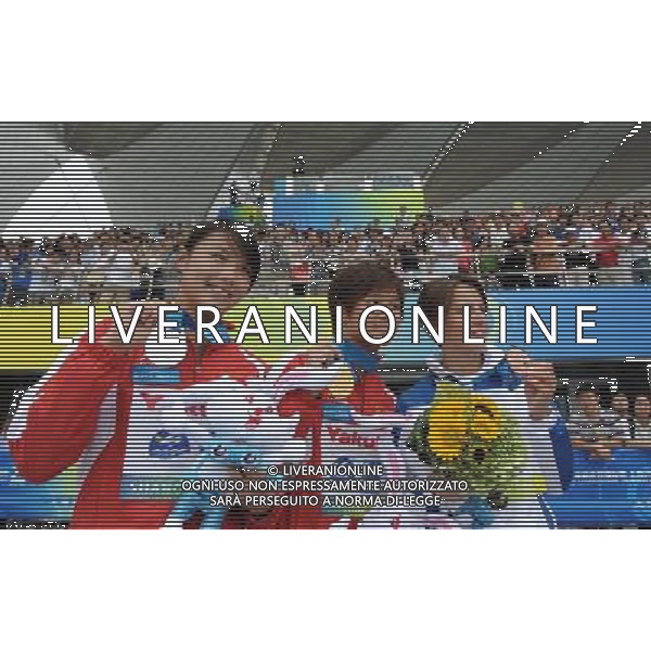 SHANGHAI, July 19, 2011 China\'s Shi Tingmao (C), Wang Han (L) and Italy\'s Tania Cagnotto attend the awarding ceremony of the women\'s 1m springboard diving event at the 14th FINA World Championships in Shanghai, east China, July 19, 2011. Shi Tingmao claimed the title with 318.65 points. Wang Han won the silver medal with 310.20 points. Tania Cagnotto won the bronze medal with 295.45 points. (/Yang Lei)(zgp)
