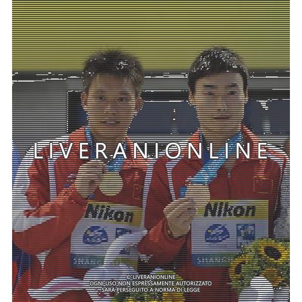 SHANGHAI, July 19, 2011 China\'s Qin Kai/Luo Yutong (L) pose in the awarding ceremony of the men\'s 3m synchronized springboard diving event at the 14th FINA World Championships in Shanghai, east China, July 19, 2011. Qin Kai/Luo Yutong claimed the title with 463.98 points. (/Yang Lei) (sqq)