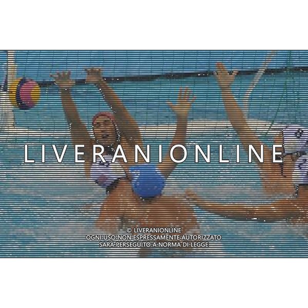 (110720) SHANGHAI, July 20, 2011 () Merill Moses (back) of the United States defends a shot in the preliminary round of men\'s water polo event between the United States and Italy at the 14th FINA World Championships in Shanghai, east China, July 20, 2011. Italy won the match 8 5. (/Yang Lei) (sqq)