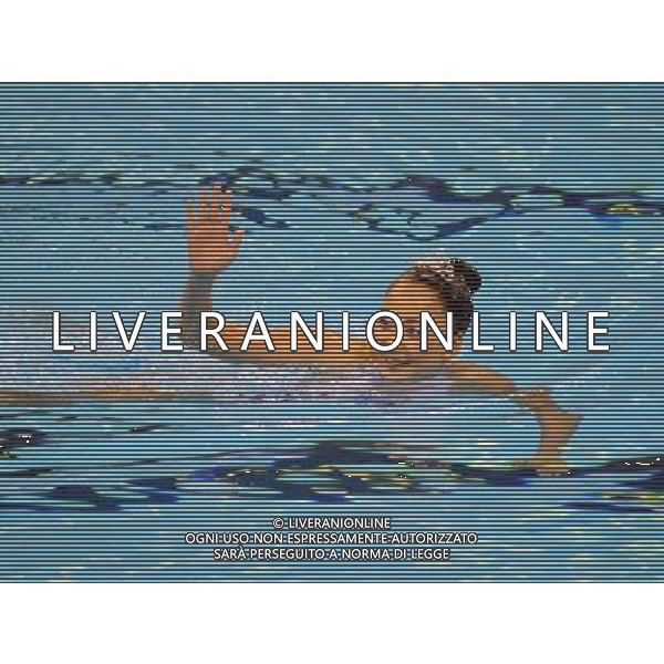 (110720) SHANGHAI, July 20, 2011 () Sun Wenyan of China waves to spectators after competing in the final of the solo free synchronized swimming competition at the 14th FINA World Championships in Shanghai, east China, July 20, 2011. Sun won the bronze medal with 95.840 points. (/Yang Zongyou)