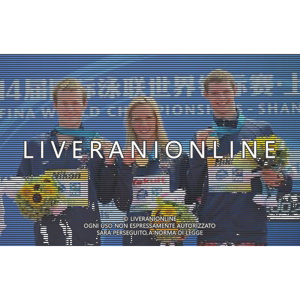 (110721) -- SHANGHAI, July 21, 2011 () -- Andrew Gemmell, Ashley Grace Twichell, and Sean Ryan (from L to R) of the United States pose at the awarding ceremony of open water 5km team race at the 14th FINA World Championships in Shanghai, east China, July 21, 2011. The U.S. team claimed the title with 57:00.6. (/Guo Yong) (zgp)
