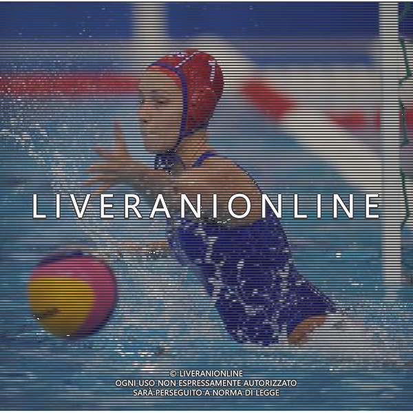 (110721) -- SHANGHAI, July 21, 2011 () -- Maria Kovtunovskaya of Russia defends a shot in the preliminary round of women\'s water polo event between Greece and Russia at the 14th FINA World Championships in Shanghai, east China, July 21, 2011. Greece won the match 6-5. (/Wang Yuguo) (sqq)