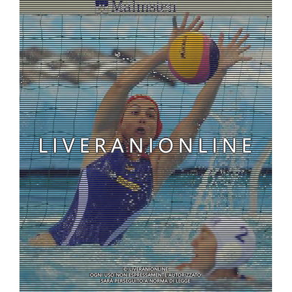 (110721) -- SHANGHAI, July 21, 2011 () -- Tess Oliveira (back) of Brazil defends a shot in the preliminary round of women\'s water polo event between Spain and Brazil at the 14th FINA World Championships in Shanghai, east China, July 21, 2011. Spain won the match 12-4. (/Wang Yuguo) (sqq)