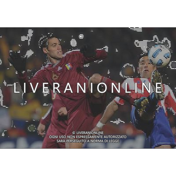 (110 720) - MENDOZA, July 20, 2011 () - The player Gabriel Cichero (i) of Venezuela fights for the ball with Lucas Barrios (d) of Paraguay, during the semifinal match for the Copa America 2011 in the Malvinas Argentinas stadium in Mendoza, Argentina, July 20, 2011. (/ Nicolas Celaya)