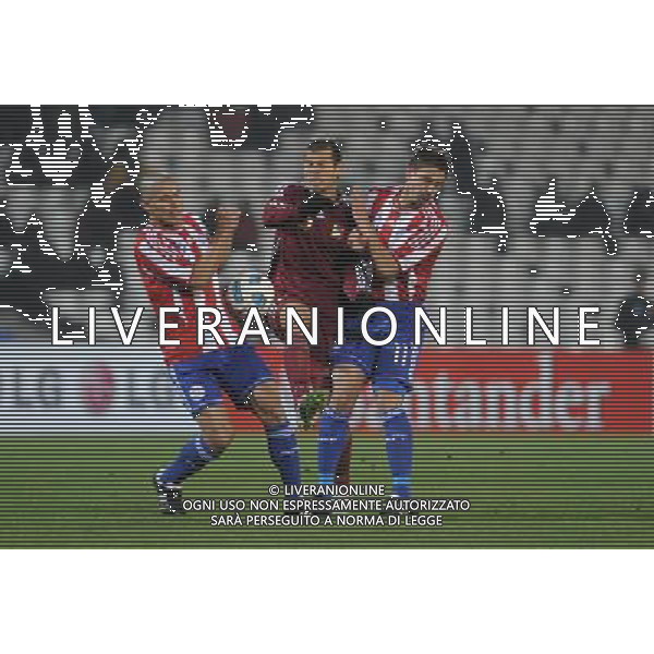 (110720) -- MENDOZA, julio 20, 2011 (Xinhua) -- El jugador Alejandro Moreno(c) de Venezuela , disputa el balon con Dario Veron(i) y Jonathan Santana(d) de Paraguay ,durante el partido correspondiente a semifinales de la Copa América 2011 en el estadio Malvinas Argentinas en Mendoza, Argentina, el 20 de Julio 2011. (Xinhua/Nicolas Celaya)