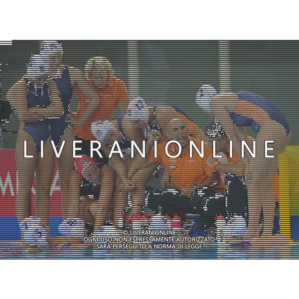 (110721) -- SHANGHAI, July 21, 2011 () -- Mauro Maugeri (3rd R), head coach of the Netherlands, talks with his team members during the break of the preliminary round of women\'s water polo event between Hungary and the Netherlands at the 14th FINA World Championships in Shanghai, east China, July 21, 2011. Hungary drew 9-9 with the Netherlands. (/Wang Yuguo) (sqq)