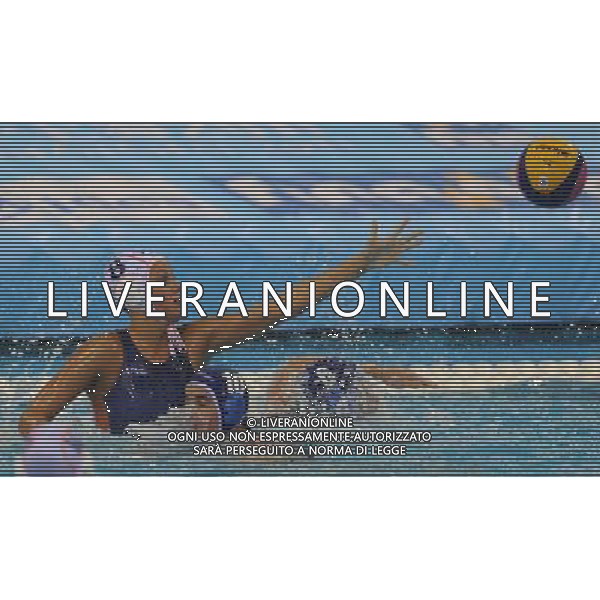 (110721) -- SHANGHAI, July 21, 2011 () -- Robbin Remers of the Netherlands competes (L) in the preliminary round of women\'s water polo event between Hungary and the Netherlands at the 14th FINA World Championships in Shanghai, east China, July 21, 2011. Hungary drew 9-9 with the Netherlands. (/Wang Yuguo) (sqq)