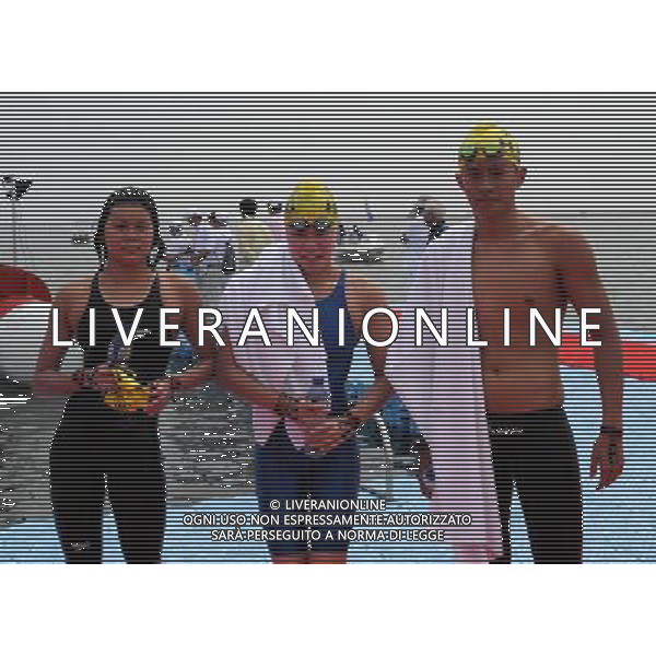 (110721) -- SHANGHAI, July 21, 2011 () -- Chan Fiona On Yi, Tang Wing Yung Natasha T, and Yuen Marcus Yat Ho (from L to R) of Hong Kong of China pose for a group photo in the open water 5km team event at the 14th FINA World Championships in Shanghai, east China, July 21, 2011. (/Guo Yong) (zgp)
