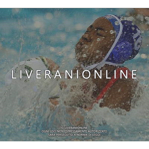 (110721) -- SHANGHAI, July 21, 2011 () -- Sarah Lee Harris of South Africa (L) crashed into Yordanka Pujol Palacio of Cuba in the preliminary round of women\'s water polo event between South Africa and Cuba at the 14th FINA World Championships in Shanghai, east China, July 21, 2011. South Africa drew 9-9 with Cuba. (/Wang Yuguo) (sqq)