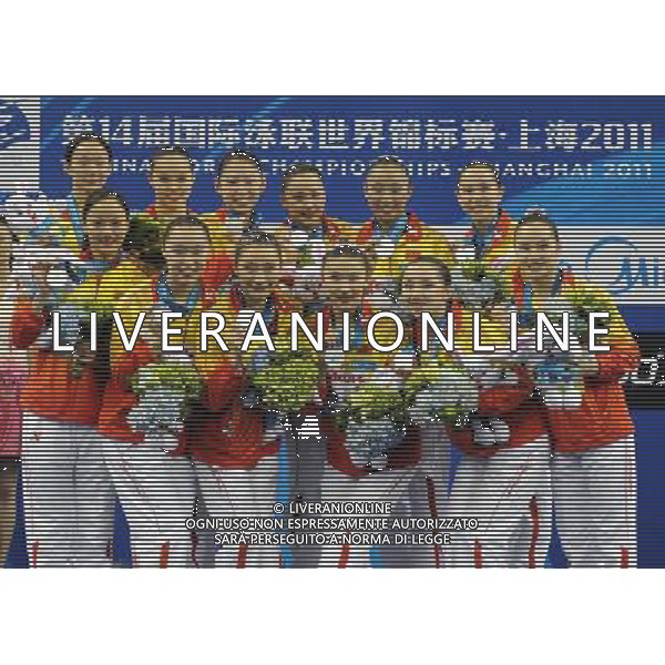 (110721) -- SHANGHAI, July 21, 2011 () -- Swimmers of China pose at the awarding ceremony of the synchronized swimming free combination event at the 14th FINA World Championships in Shanghai, east China, July 21, 2011. The Chinese team won the silver medal with 96.390 points. (/Yang Lei) (zgp)