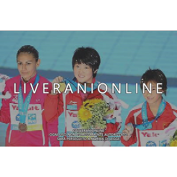 (110721) -- SHANGHAI, July 21, 2011 () -- China\'s Chen Ruolin (C), Hu Yadan (R), and Mexico\'s Paola Espinosa pose at the awarding ceremony of the women\'s 10m platform diving event at the 14th FINA World Championships in Shanghai, east China, July 21, 2011. Chen Ruolin claimed the title with 405.30 points. Hu Yadan won the silver medal with 394.00 points. Paola Espinosa won the bronze medal with 377.15 points. (/Chen Fei) (zgp)