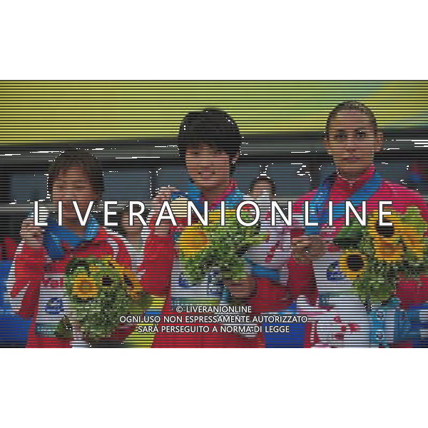 (110721) -- SHANGHAI, July 21, 2011 () -- China\'s Chen Ruolin (C), Hu Yadan (L), and Mexico\'s Paola Espinosa pose at the awarding ceremony of the women\'s 10m platform diving event at the 14th FINA World Championships in Shanghai, east China, July 21, 2011. Chen Ruolin claimed the title with 405.30 points. Hu Yadan won the silver medal with 394.00 points. Paola Espinosa won the bronze medal with 377.15 points. (/Yang Zongyou) (zgp)