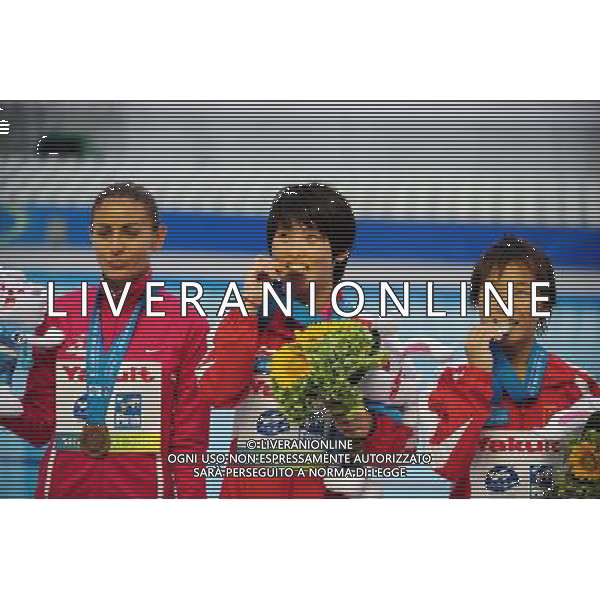 (110721) -- SHANGHAI, July 21, 2011 () -- China\'s Chen Ruolin (C), Hu Yadan (R), and Mexico\'s Paola Espinosa pose at the awarding ceremony of the women\'s 10m platform diving event at the 14th FINA World Championships in Shanghai, east China, July 21, 2011. Chen Ruolin claimed the title with 405.30 points. Hu Yadan won the silver medal with 394.00 points. Paola Espinosa won the bronze medal with 377.15 points. (/Yang Zongyou) (zgp)