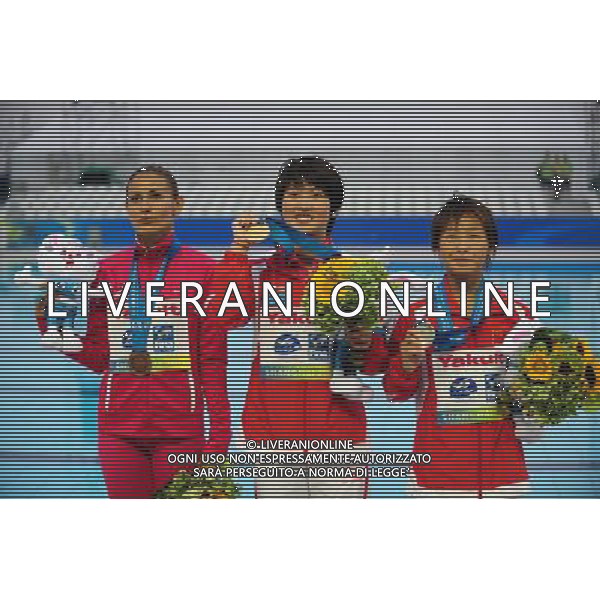(110721) -- SHANGHAI, July 21, 2011 () -- China\'s Chen Ruolin (C), Hu Yadan (R), and Mexico\'s Paola Espinosa pose at the awarding ceremony of the women\'s 10m platform diving event at the 14th FINA World Championships in Shanghai, east China, July 21, 2011. Chen Ruolin claimed the title with 405.30 points. Hu Yadan won the silver medal with 394.00 points. Paola Espinosa won the bronze medal with 377.15 points. (/Yang Zongyou) (zgp)