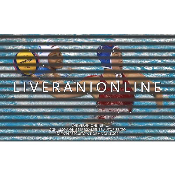 (110721) -- SHANGHAI, July 21, 2011 () -- Zhang Lei (R) of China shoots in the preliminary round of women\'s water polo event between China and Italy at the 14th FINA World Championships in Shanghai, east China, July 21, 2011. Italy won the match 10-9. (/Pei Xin) (sqq)