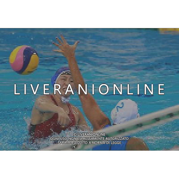 (110721) -- SHANGHAI, July 21, 2011 () -- Song Donglun (L) of China shoots in the preliminary round of women\'s water polo event between China and Italy at the 14th FINA World Championships in Shanghai, east China, July 21, 2011. Italy won the match 10-9. (/Pei Xin) (sqq)