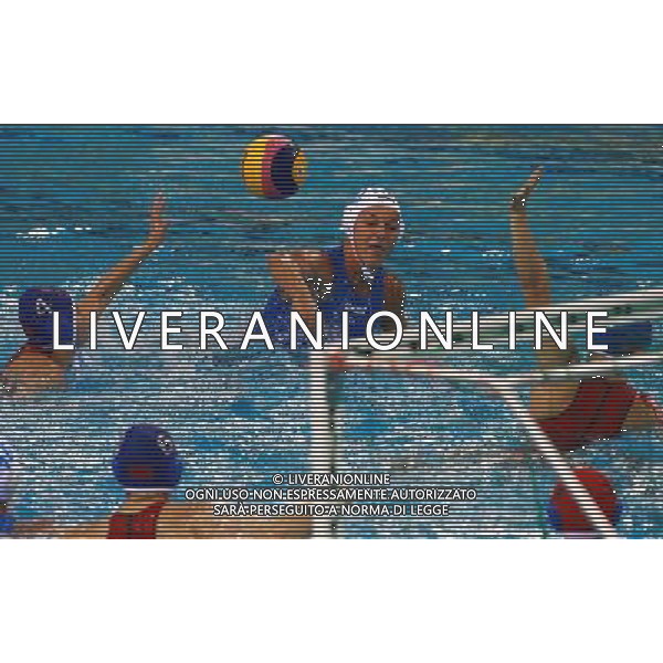 (110721) -- SHANGHAI, July 21, 2011 () -- Teresa Frassinetti (white) of Italy shoots in the preliminary round of women\'s water polo event between China and Italy at the 14th FINA World Championships in Shanghai, east China, July 21, 2011. Italy won the match 10-9. (/Pei Xin) (sqq)