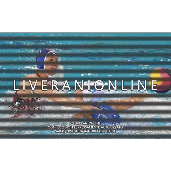 (110721) -- SHANGHAI, July 21, 2011 () -- Ma Huanhuan (L) of China shoots in the preliminary round of women\'s water polo event between China and Italy at the 14th FINA World Championships in Shanghai, east China, July 21, 2011. Italy won the match 10-9. (/Pei Xin) (sqq)
