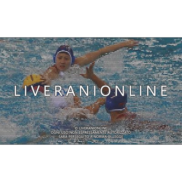 (110721) -- SHANGHAI, July 21, 2011 () -- Song Donglun of China (R) and Teresa Frassinetti of Italy (C) vie for the ball in the preliminary round of women\'s water polo event at the 14th FINA World Championships in Shanghai, east China, July 21, 2011. Italy won the match 10-9. (/Pei Xin) (sqq)