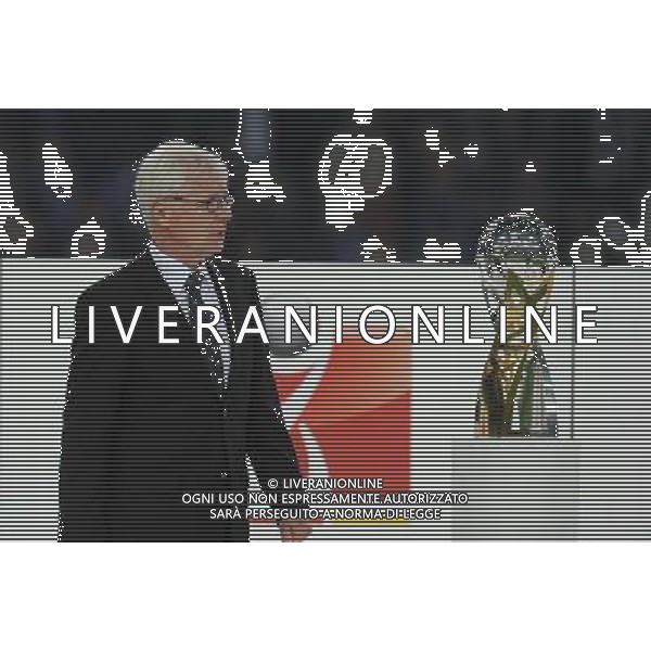 firo : Fußball,Fussball, 23.07.2011 1.BL, 1.Bundesliga, Saison 2011/2012 Supercup 2011, FC SCHALKE 04 - BVB, Borussia Dortmund, 4:3 n.E. Dr. Reinhard RAUBALL, BVB mit dem Supercup $worldrightsEs gelten unsere AGB, einsehbar auf www.firosportphoto.de copyright by firo sportphoto: Pfefferackerstr. 2a  45894 G e l s e n k i r c h e n www.firosportphoto.de mail@firosportphoto.de (V o l k s b a n k B o c h u m - W i t t e n ) BLZ.: 430 601 29 Kt. Nr.: 341 117 100 Tel:  0209 - 9304402 Fax:  0209 - 9304443