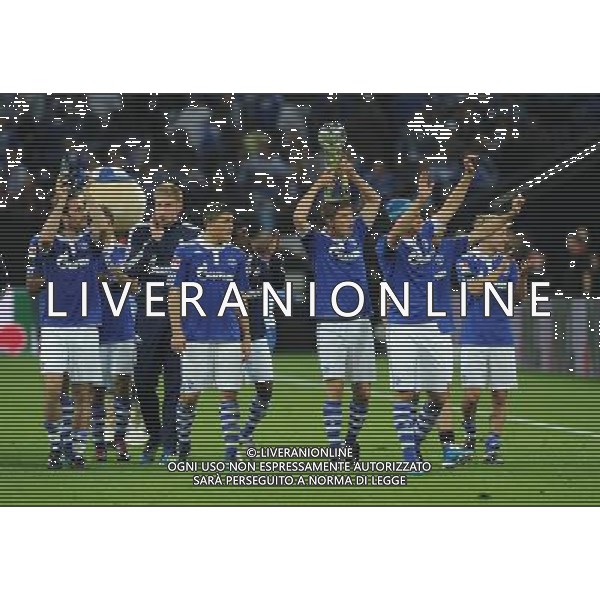firo : Fußball,Fussball, 23.07.2011 1.BL, 1.Bundesliga, Saison 2011/2012 Supercup 2011, FC SCHALKE 04 - BVB, Borussia Dortmund, 4:3 n.E. Jubel Schalke mit SUPERCUP, HUNTELAAR $worldrightsEs gelten unsere AGB, einsehbar auf www.firosportphoto.de copyright by firo sportphoto: Pfefferackerstr. 2a  45894 G e l s e n k i r c h e n www.firosportphoto.de mail@firosportphoto.de (V o l k s b a n k B o c h u m - W i t t e n ) BLZ.: 430 601 29 Kt. Nr.: 341 117 100 Tel:  0209 - 9304402 Fax:  0209 - 9304443