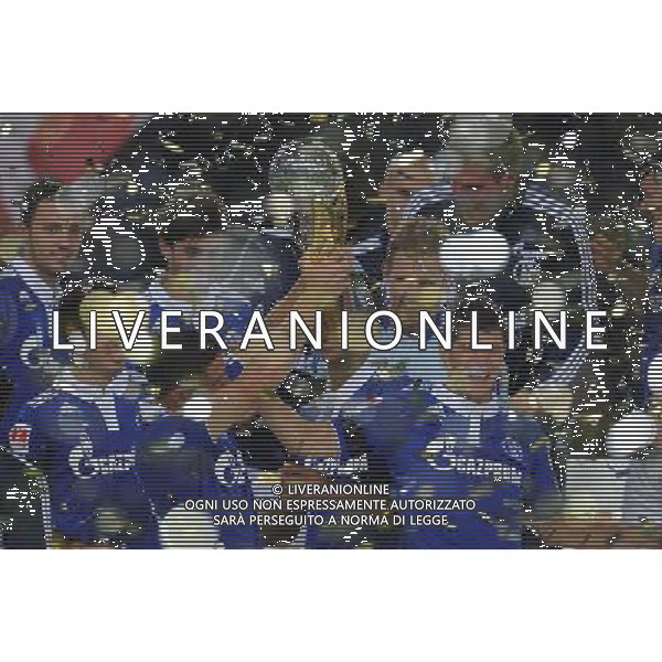firo : Fußball,Fussball, 23.07.2011 1.BL, 1.Bundesliga, Saison 2011/2012 Supercup 2011, FC SCHALKE 04 - BVB, Borussia Dortmund, 4:3 n.E. Jubel Schalke mit SUPERCUP, HUNTELAAR $worldrightsEs gelten unsere AGB, einsehbar auf www.firosportphoto.de copyright by firo sportphoto: Pfefferackerstr. 2a  45894 G e l s e n k i r c h e n www.firosportphoto.de mail@firosportphoto.de (V o l k s b a n k B o c h u m - W i t t e n ) BLZ.: 430 601 29 Kt. Nr.: 341 117 100 Tel:  0209 - 9304402 Fax:  0209 - 9304443