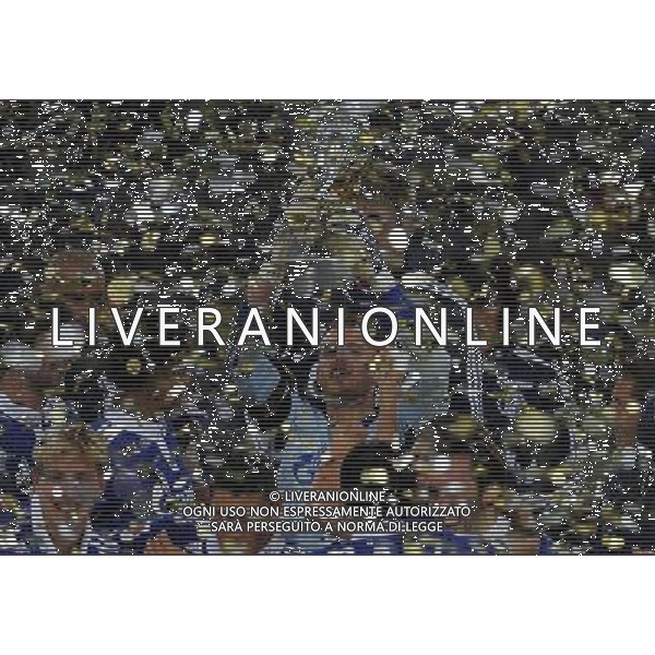 firo Fuvüball,Fussball, 23.07.2011 1..Bundesliga, Saison 2011/2012 3.Liga DFL Supercup Finale Meister gegen Pokalsieger 5:4 FC Schalke - BVB Borussia Dortmund Siegerehrung auf dem Podium Jubel mit Pokal bei Ralf Fv§hrmann Konfetti $worldrightsEs gelten unsere AGB, einsehbar auf www.firosportphoto.de copyright by firo sportphoto: Pfefferackerstr. 2a¬† 45894 G e l s e n k i r c h e n www.firosportphoto.de mail@firosportphoto.de (V o l k s b a n k B o c h u m - W i t t e n ) BLZ.: 430 601 29 Kt. Nr.: 341 117 100 Tel:¬† 0209 - 9304402 Fax:¬† 0209 - 9304443