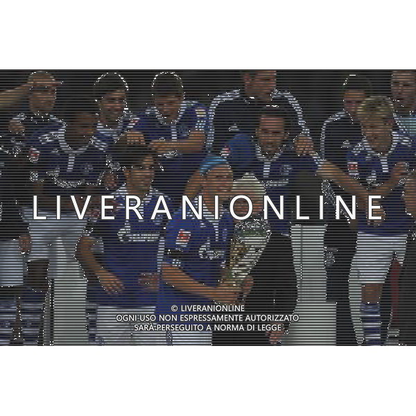 firo Fuvüball,Fussball, 23.07.2011 1..Bundesliga, Saison 2011/2012 3.Liga DFL Supercup Finale Meister gegen Pokalsieger 5:4 mnach Elfmeterschievüen FC Schalke - BVB Borussia Dortmund Siegerehrung Dr Reinhard und Benedikt Hv?wedesRauball $worldrightsEs gelten unsere AGB, einsehbar auf www.firosportphoto.de copyright by firo sportphoto: Pfefferackerstr. 2a¬† 45894 G e l s e n k i r c h e n www.firosportphoto.de mail@firosportphoto.de (V o l k s b a n k B o c h u m - W i t t e n ) BLZ.: 430 601 29 Kt. Nr.: 341 117 100 Tel:¬† 0209 - 9304402 Fax:¬† 0209 - 9304443