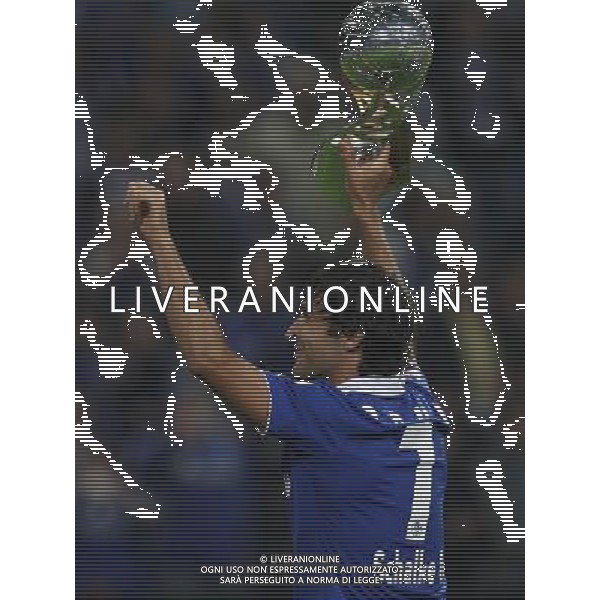 firo Fuvüball,Fussball, 23.07.2011 1.Bundesliga, Saison 2011/2012 Schalke - Dortmund Supercup Finale FC Schalke 04 - BVB Borussia Dortmund (5:3) Schalke, Raul, halbe Figur, mit dem Supercup-Pokal $worldrightsEs gelten unsere AGB, einsehbar auf www.firosportphoto.de copyright by firo sportphoto: Pfefferackerstr. 2a¬† 45894 G e l s e n k i r c h e n www.firosportphoto.de mail@firosportphoto.de (V o l k s b a n k B o c h u m - W i t t e n ) BLZ.: 430 601 29 Kt. Nr.: 341 117 100 Tel:¬† 0209 - 9304402 Fax:¬† 0209 - 9304443