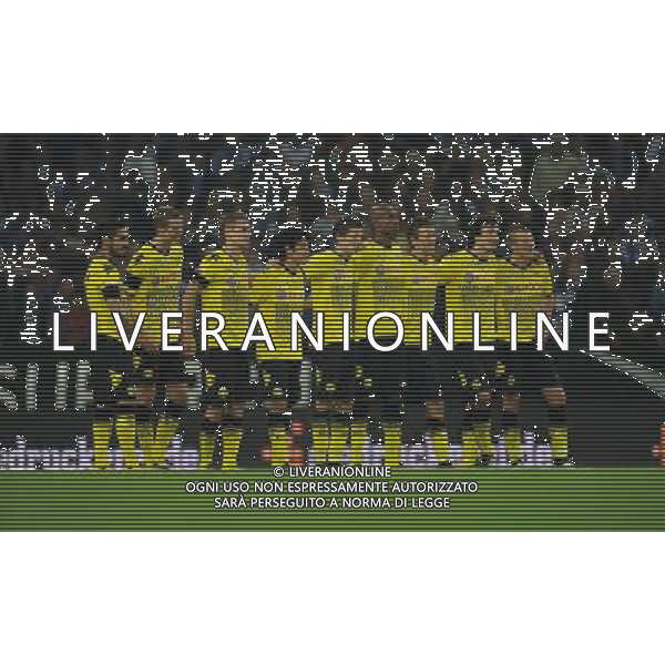 firo : Fußball,Fussball, 23.07.2011 1.BL, 1.Bundesliga, Saison 2011/2012 Supercup 2011, FC SCHALKE 04 - BVB, Borussia Dortmund, 4:3 n.E. Team BVB beim Elfmeterschießen, Arm in Arm $worldrightsEs gelten unsere AGB, einsehbar auf www.firosportphoto.de copyright by firo sportphoto: Pfefferackerstr. 2a  45894 G e l s e n k i r c h e n www.firosportphoto.de mail@firosportphoto.de (V o l k s b a n k B o c h u m - W i t t e n ) BLZ.: 430 601 29 Kt. Nr.: 341 117 100 Tel:  0209 - 9304402 Fax:  0209 - 9304443