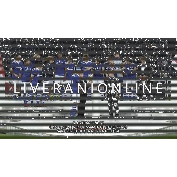 firo : Fußball,Fussball, 23.07.2011 1.BL, 1.Bundesliga, Saison 2011/2012 Supercup 2011, FC SCHALKE 04 - BVB, Borussia Dortmund, 4:3 n.E. Siegerehrung, Dr. Reinhard RAUBALL überreicht HÖWEDES den Pokal, den Supercup $worldrightsEs gelten unsere AGB, einsehbar auf www.firosportphoto.de copyright by firo sportphoto: Pfefferackerstr. 2a  45894 G e l s e n k i r c h e n www.firosportphoto.de mail@firosportphoto.de (V o l k s b a n k B o c h u m - W i t t e n ) BLZ.: 430 601 29 Kt. Nr.: 341 117 100 Tel:  0209 - 9304402 Fax:  0209 - 9304443