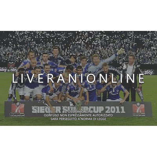 firo : Fußball,Fussball, 23.07.2011 1.BL, 1.Bundesliga, Saison 2011/2012 Supercup 2011, FC SCHALKE 04 - BVB, Borussia Dortmund, 4:3 n.E. Siegerehrung, Team, Mannschaft Schalke mit Pokal, Supercup $worldrightsEs gelten unsere AGB, einsehbar auf www.firosportphoto.de copyright by firo sportphoto: Pfefferackerstr. 2a  45894 G e l s e n k i r c h e n www.firosportphoto.de mail@firosportphoto.de (V o l k s b a n k B o c h u m - W i t t e n ) BLZ.: 430 601 29 Kt. Nr.: 341 117 100 Tel:  0209 - 9304402 Fax:  0209 - 9304443